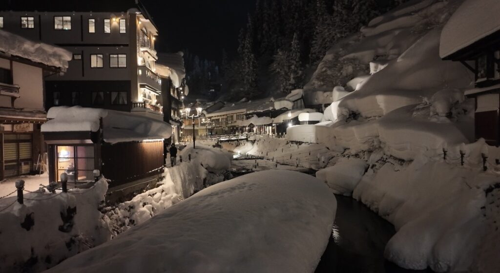 夜の銀山温泉の入り口の画像