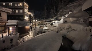 夜の銀山温泉入口