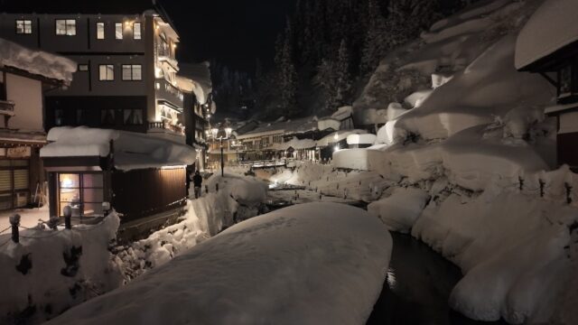 夜の銀山温泉入口の画像