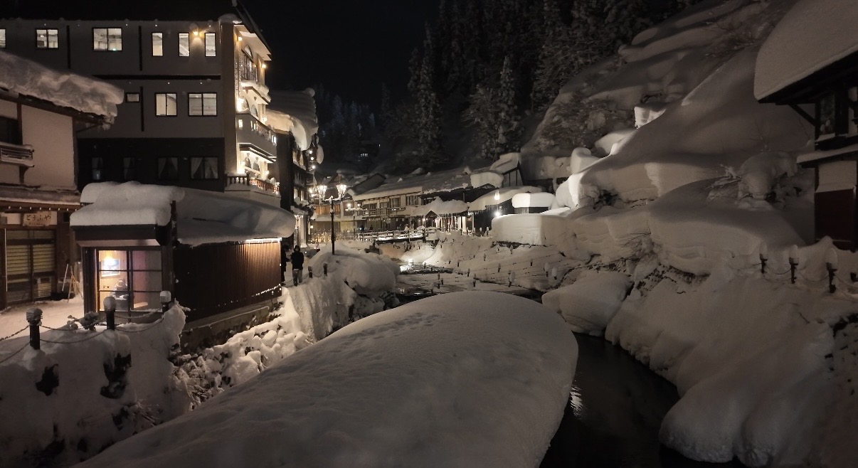 夜の銀山温泉入口の画像