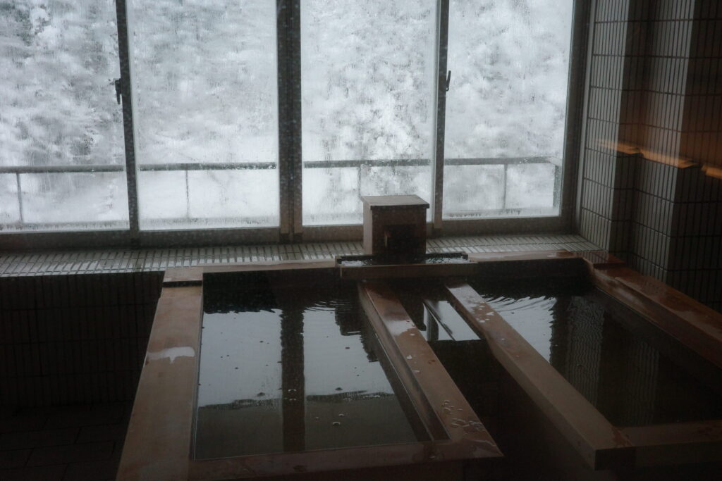 銀山荘の半露天風呂の画像