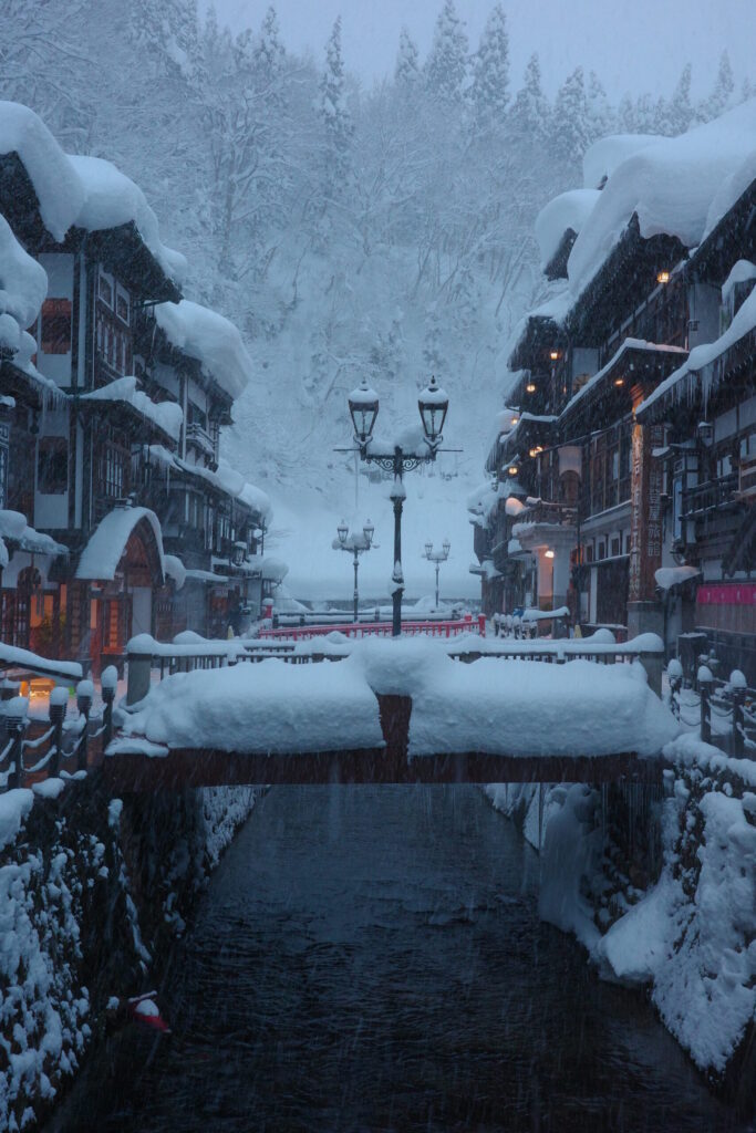 早朝の銀山温泉の画像