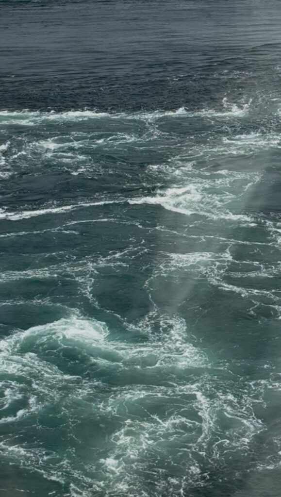 渦の道から見た渦潮の画像