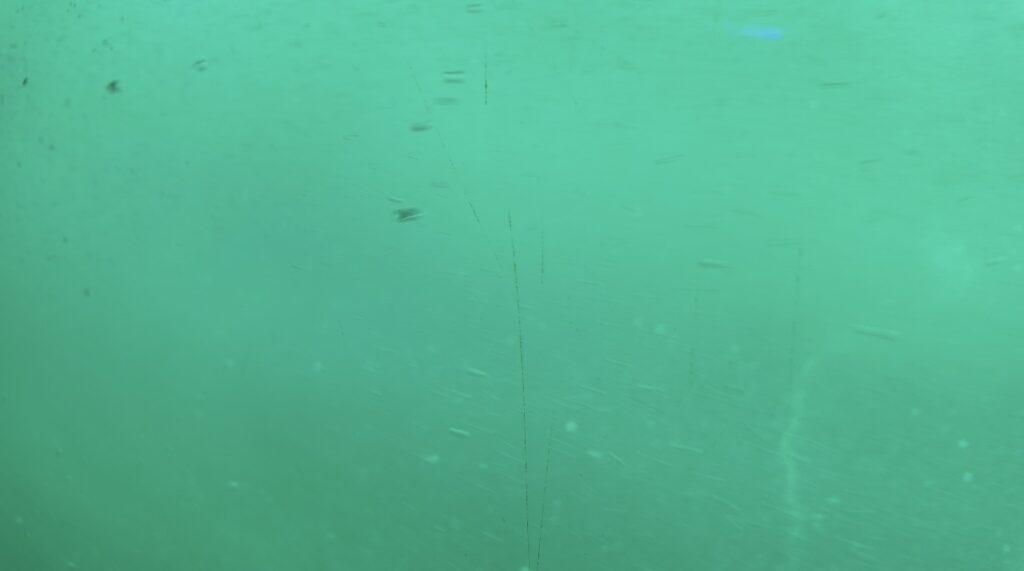 海中から見た渦潮の画像