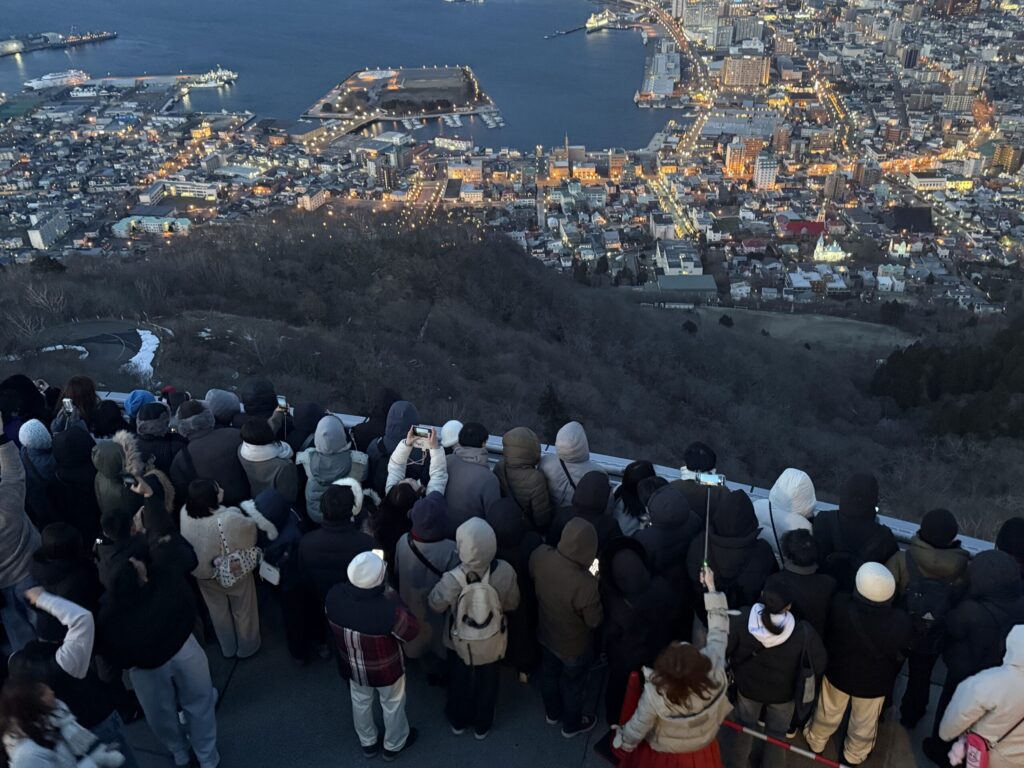 日の入り前後の函館山の混雑状況の画像