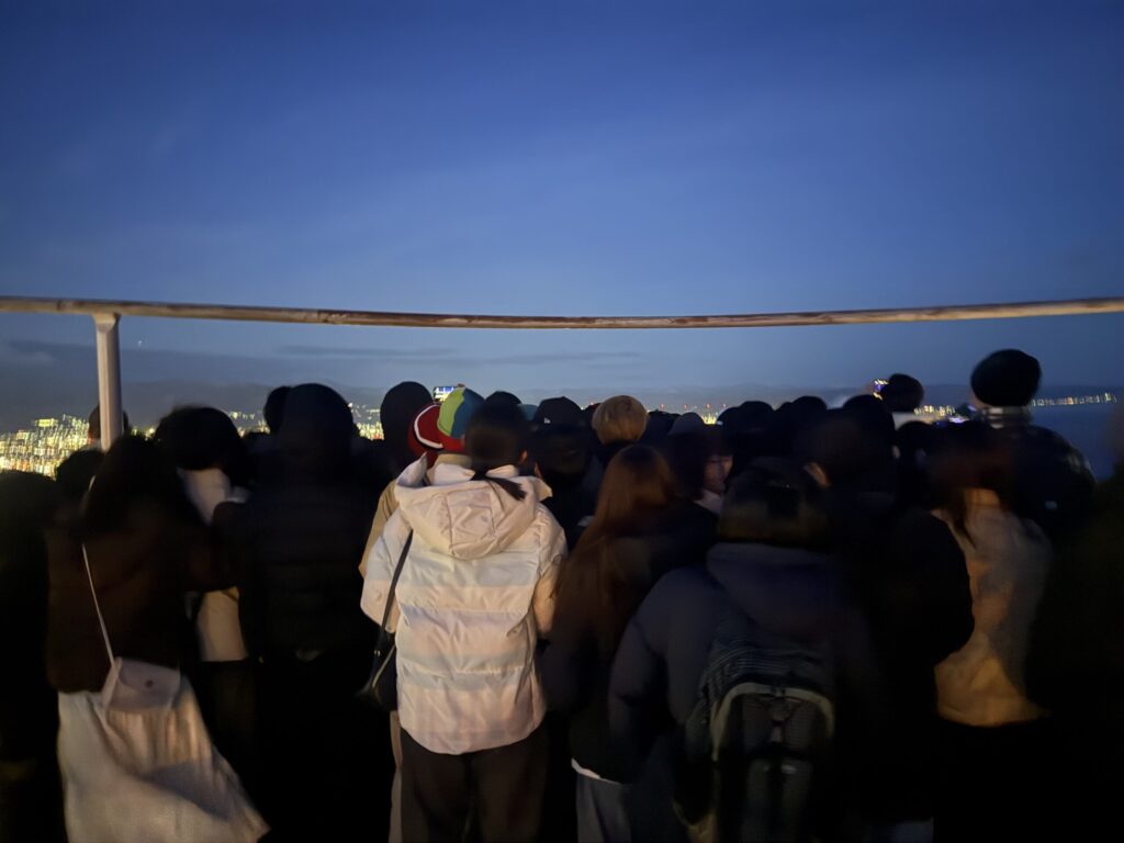 日の入り30分後の函館山の混雑状況の画像