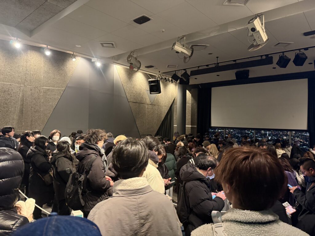 日の入り45分後以降の函館山の混雑状況の画像