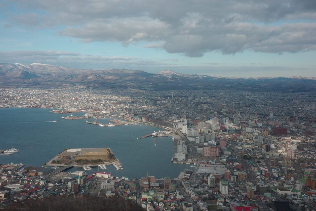 日の入り2時間前の函館山の景色の画像