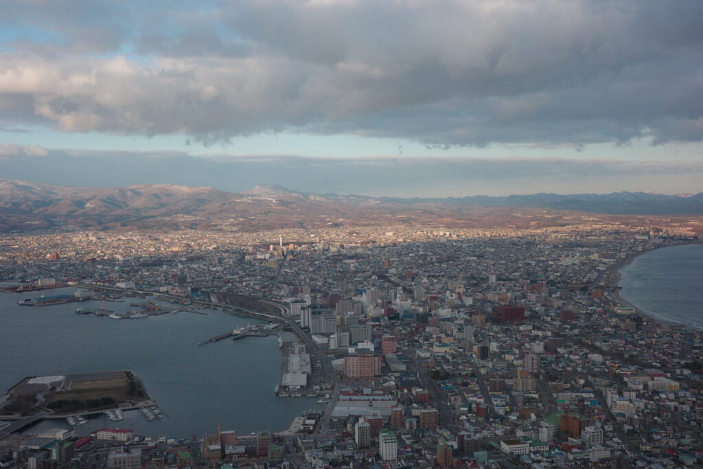 日の入り1時間前の函館山の景色の画像