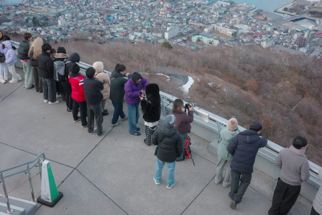 日の入り1時間前の函館山の混雑状況の画像