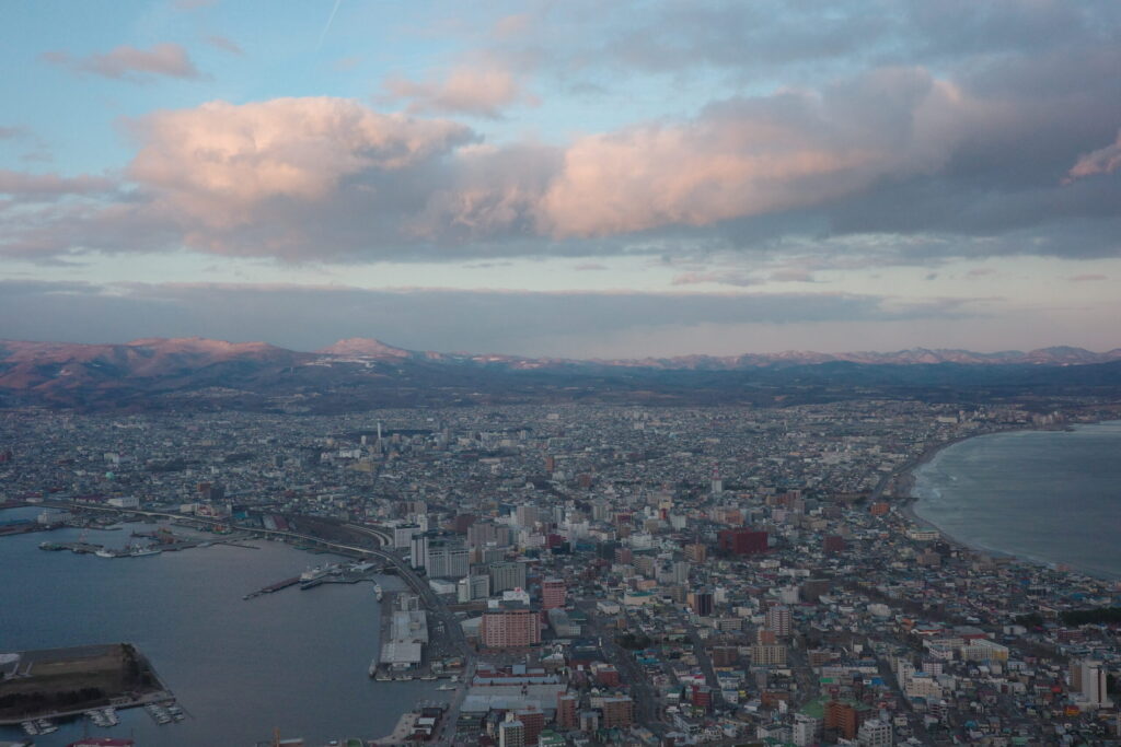日の入り30分前の函館山の景色の画像