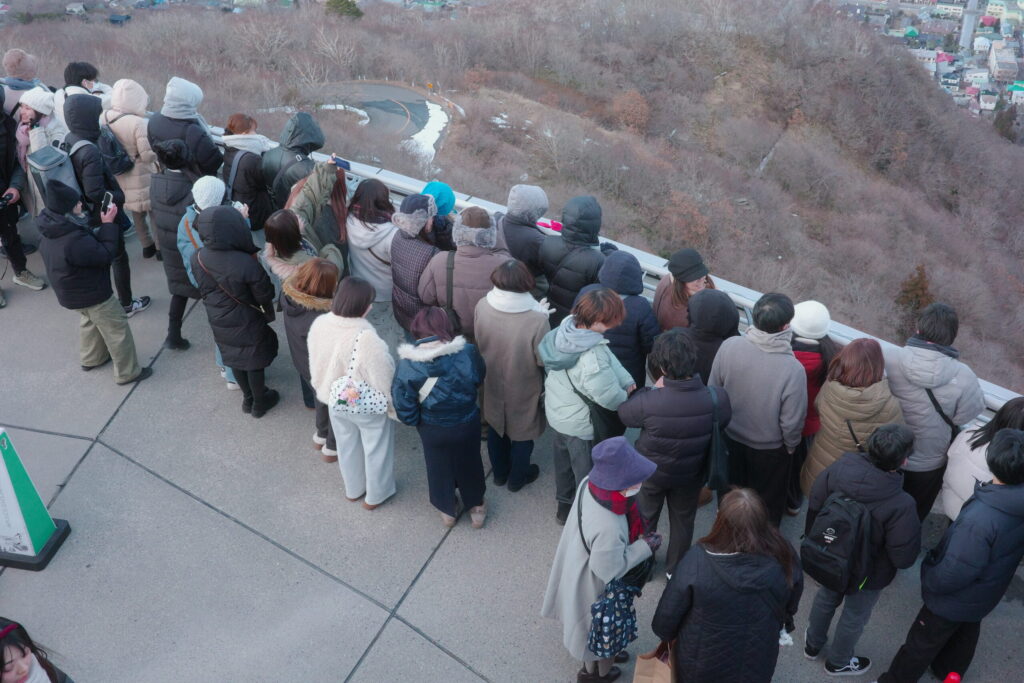日の入り30分前の函館山の混雑状況の画像