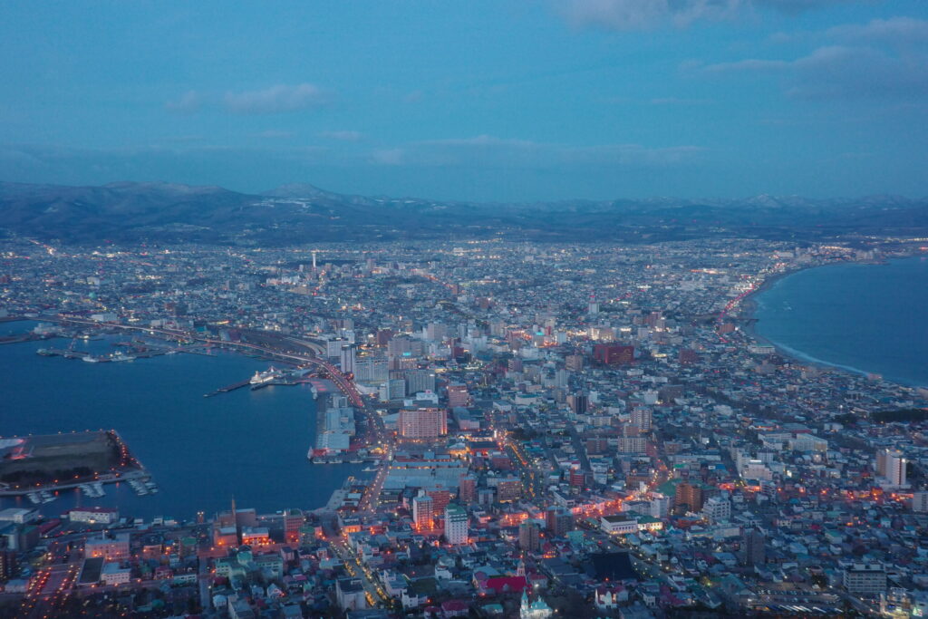 日の入り前後の函館山の景色の画像