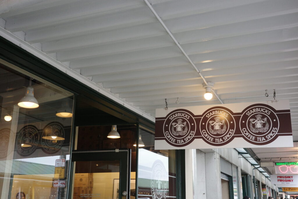 スタバ1号店のロゴの座像