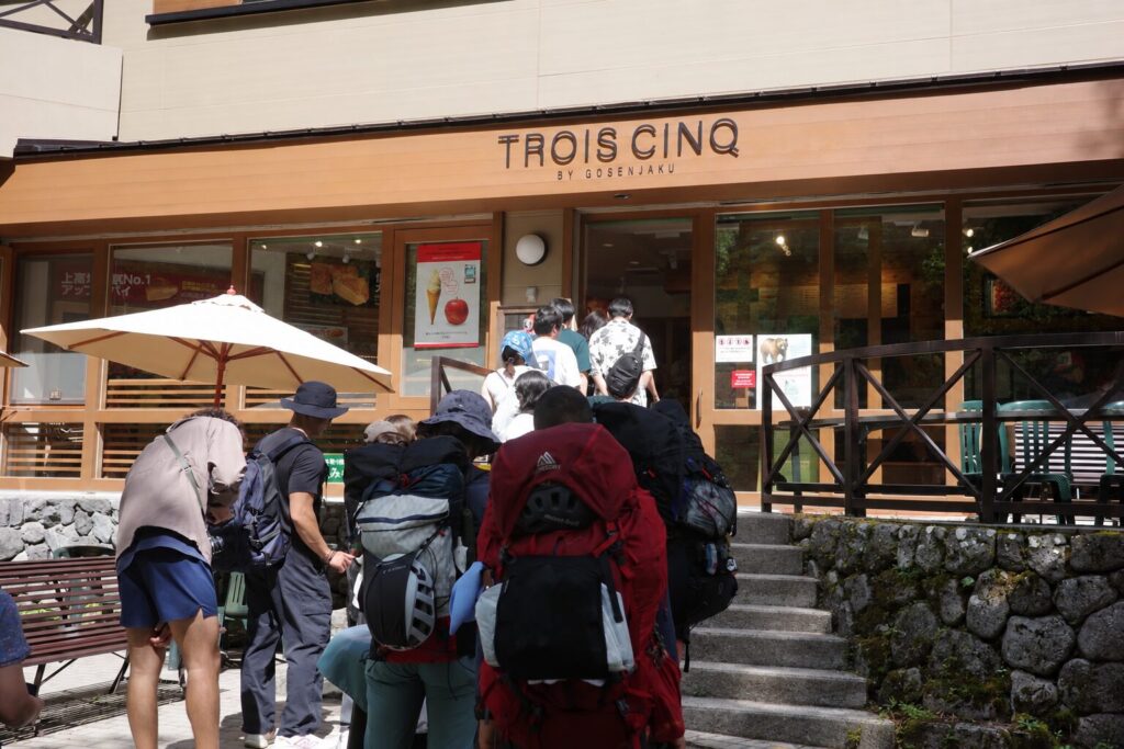 TROIS CINQ