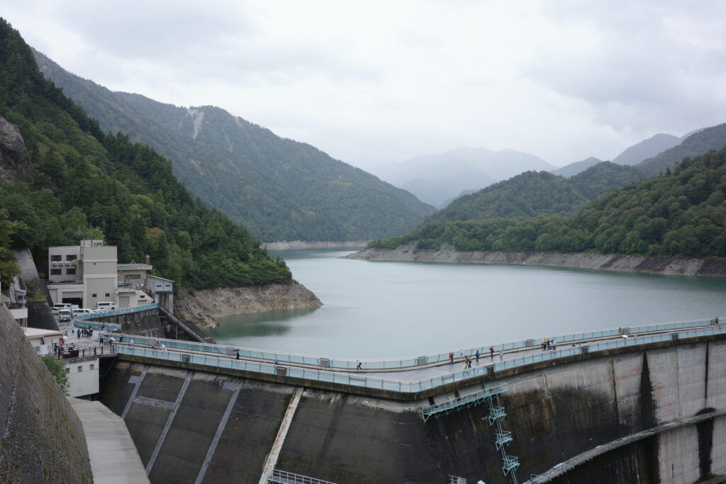 黒部湖 雨